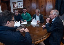 El alcalde de Roquetas se reúne con el nuevo arrendatario.