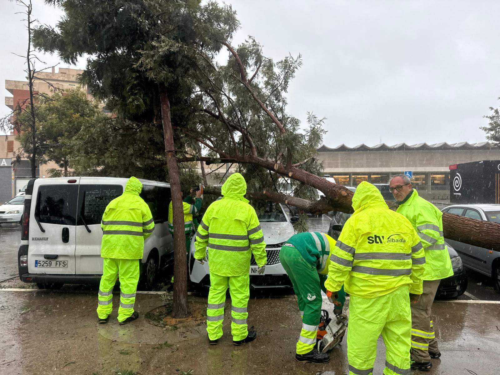 Servicios Municipales de Roquetas trabajan a pleno rendimiento durante el temporal, en imágenes