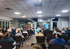 La reunión convocada por la Asociación de Vecinos Urbaroquemar se celebró la noche del pasado miércoles en el Centro Deportivo 360.