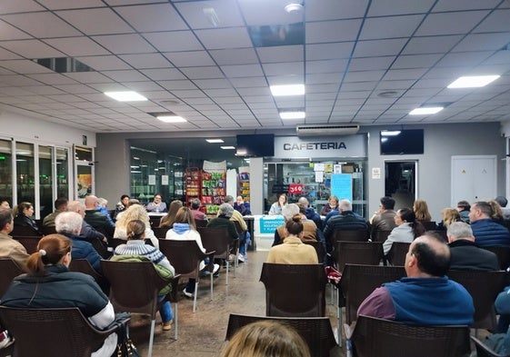 La reunión convocada por la Asociación de Vecinos Urbaroquemar se celebró la noche del pasado miércoles en el Centro Deportivo 360.
