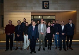 Uno de los momentos de la noche a las puertas del Ayuntamiento de Vícar.