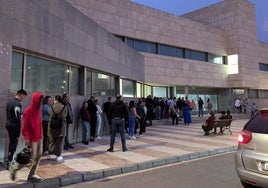 Colas para pedir cita en el Hospital Universitario Poniente.