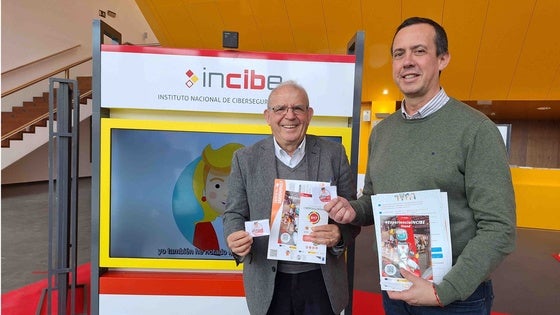 El puesto de Experiencia INCIBE regresa a Vícar para enseñar a navegar con seguridad en la red