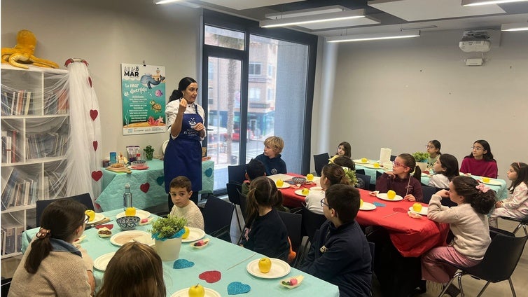 El Aula de Mar despierta el amor por la cocina con un taller saludable