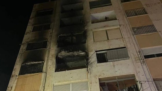 Desalojan a medio centenar de personas de un edificio en Roquetas por un incendio