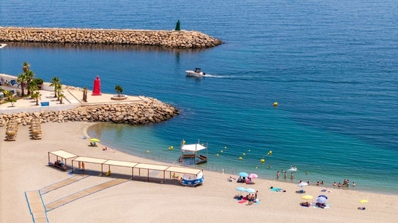 Adjudican el servicio de mantenimiento de equipamiento de playas de Roquetas
