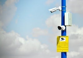 Una cámara de vigilancia.