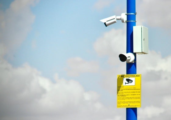 Una cámara de vigilancia.