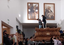 Costaleros en el interior de la sede de la Hermandad.