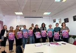 Mujeres sostienen un cartel por el Dia Internacional de la Mujer.