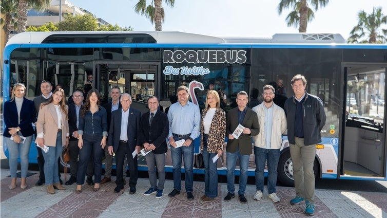 Roquetas presenta el Roquebús, su primer autobús turístico 100% eléctrico