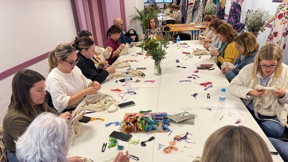 Roquetas realiza un taller de bordado reivindicativo en 'tote bag'