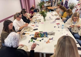 Roquetas realiza un taller de bordado reivindicativo en 'tote bag'