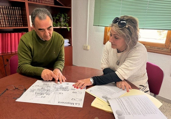 El alcalde de La Mojonera, José Miguel Hernández , y la edil, Ana María Ruiz, en una reunión.