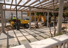 El Paseo de los Baños es una de las principales arterias de la ciudad, caracterizada por su elevada afluencia de peatones y vehículos.