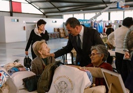 El alcalde de La Mojonera saluda a dos encajeras de bolillo.