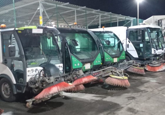 Parte de la flota que tiene Urbaser para realizar sus trabajos a lo largo del municipio.