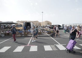 El mercadillo de los jueves se realiza a unos metros del Auditorio.