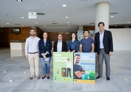 El divulgador junto a concejales y al parlamentario andaluz.