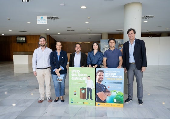 El divulgador junto a concejales y al parlamentario andaluz.