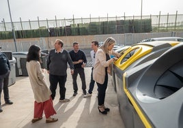 La concejala, Susi Ibáñez, supervisa los nuevos contenedores que contará Roquetas.