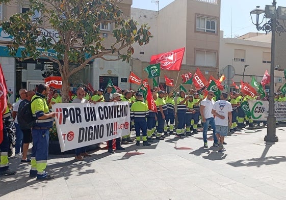 Uno de los parones que hicieron los trabajadores de la empresa de limpieza en la Plaza de la Constitución.