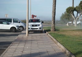 Uno de los vehículos que se encarga de fumigar en una de las zonas de Playa Serena 2 en Roquetas.