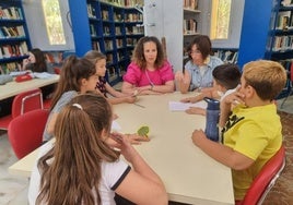 Un taller de aprendizaje en en una biblioteca de Vícar.