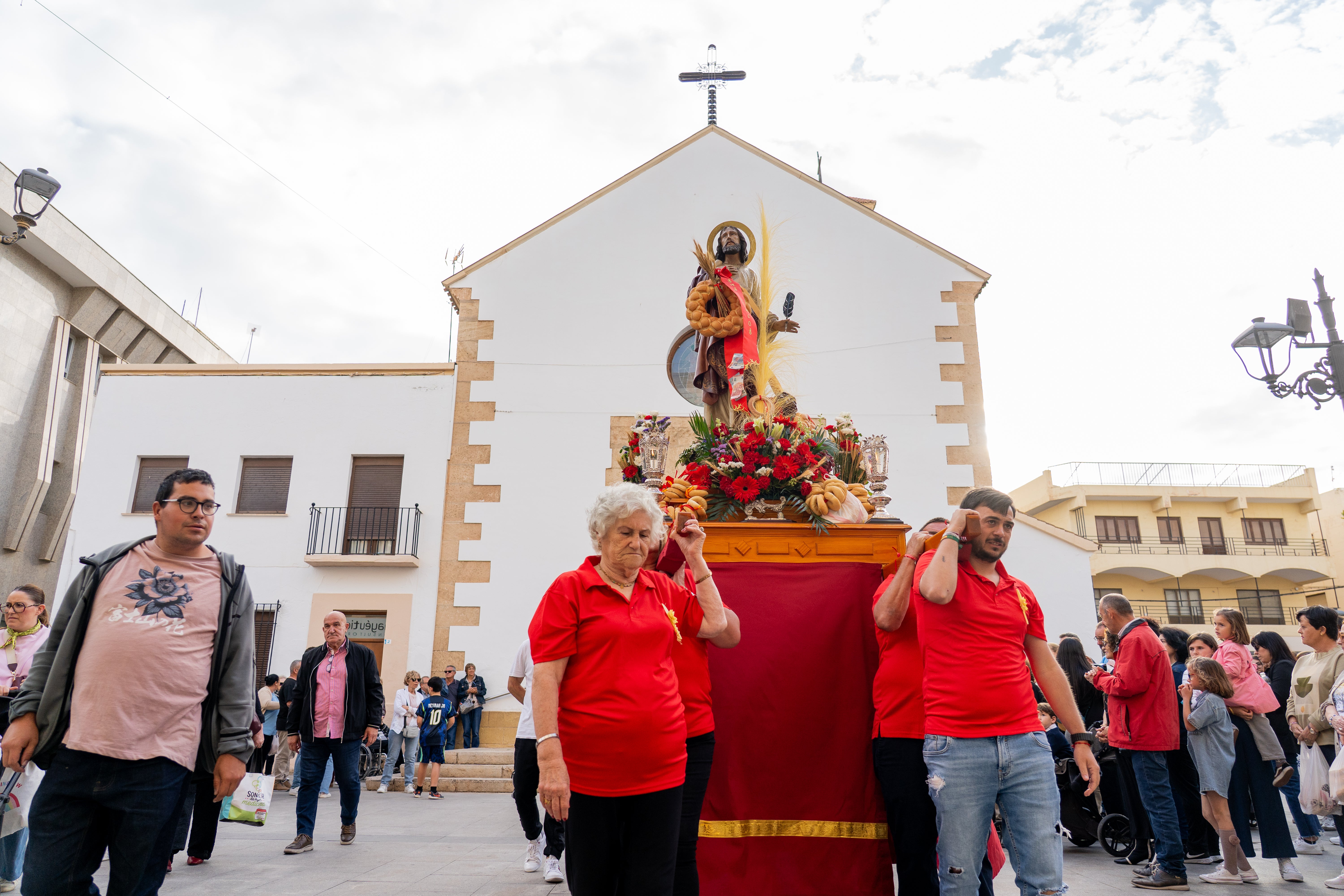 San Marcos recorre en procesión las principales calles de Roquetas, en imágenes