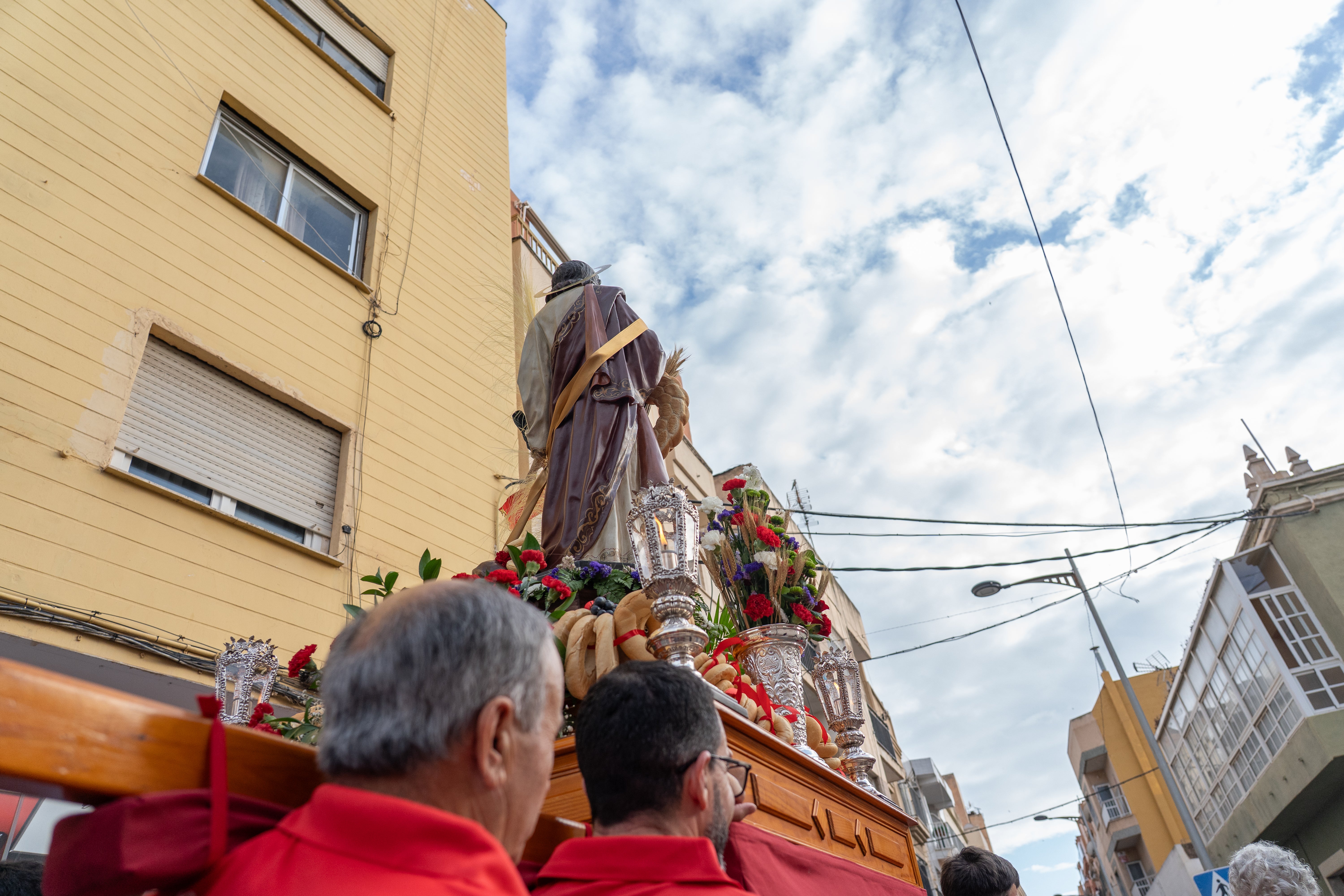 San Marcos recorre en procesión las principales calles de Roquetas, en imágenes