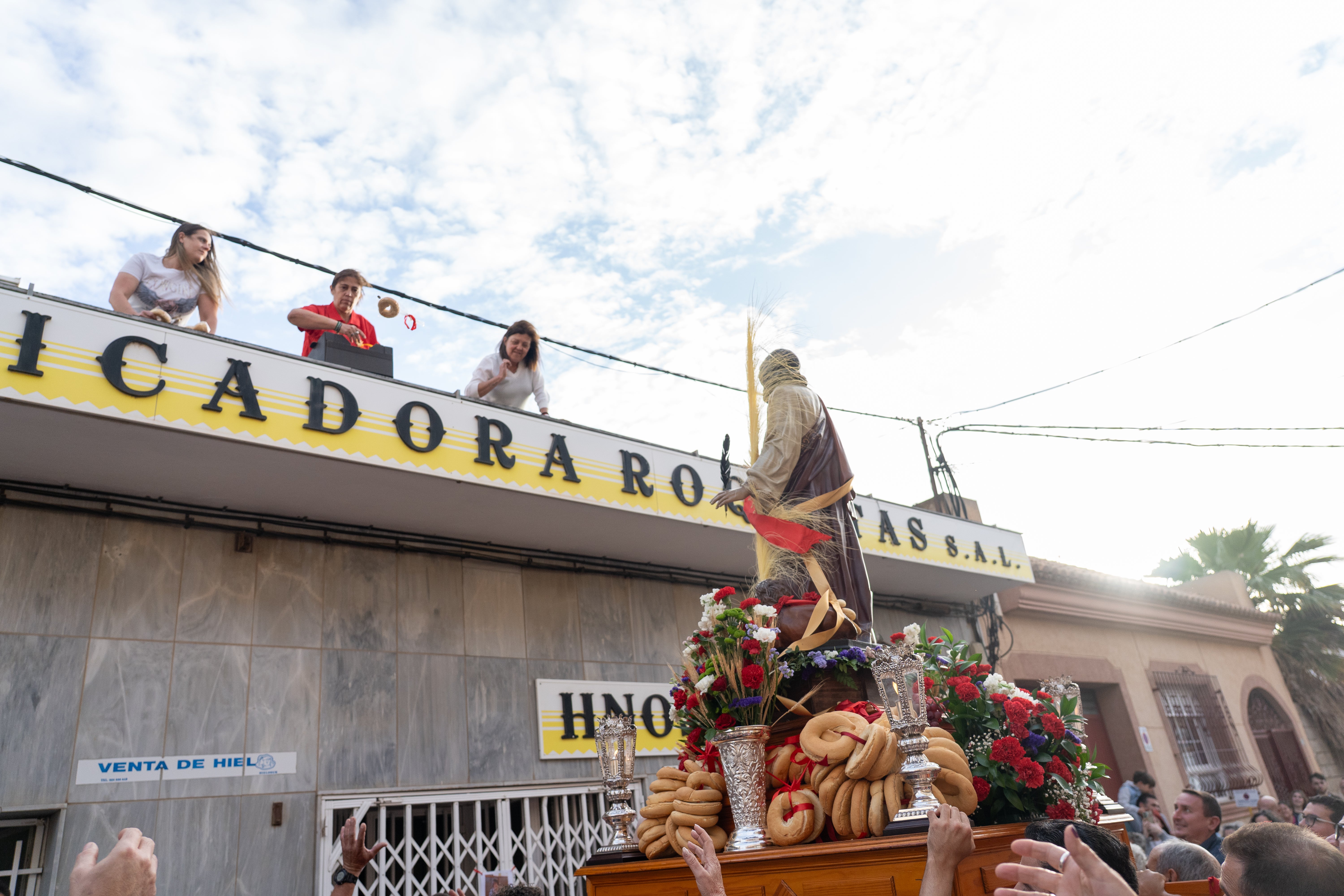 San Marcos recorre en procesión las principales calles de Roquetas, en imágenes