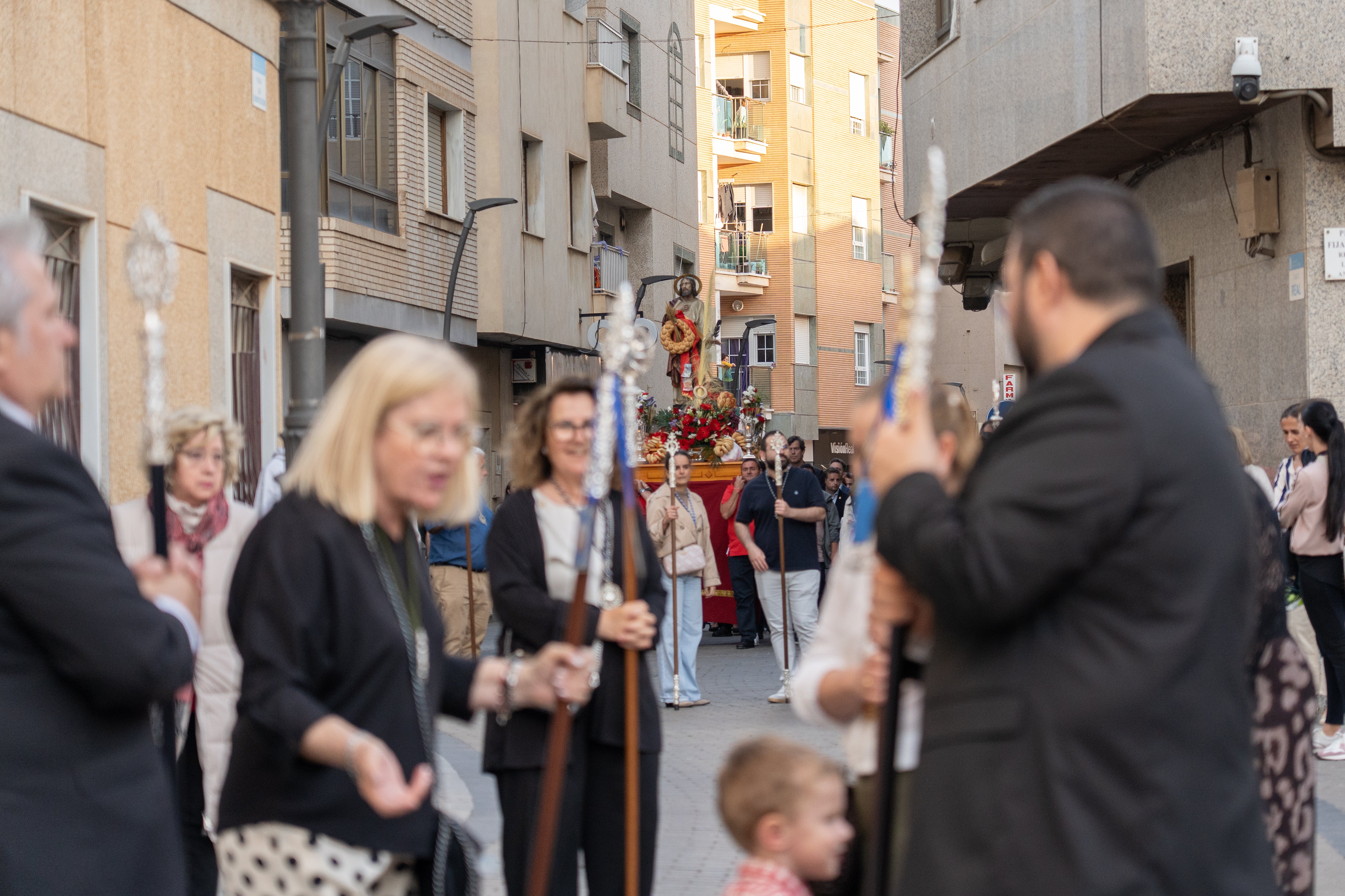 San Marcos recorre en procesión las principales calles de Roquetas, en imágenes