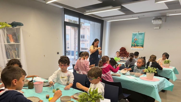 El Aula del Mar fomenta la creatividad con un taller de cerámica inspirado en la esencia mediterránea