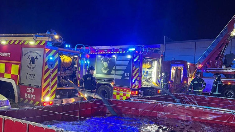 Madrugada de lucha contra el fuego en La Mojonera por el incendio de una nave industrial