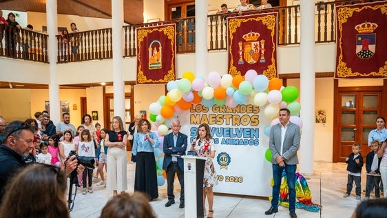 Alumnos de los talleres municipales de pintura y cerámica exponen sus trabajos en el Castillo de Santa Ana