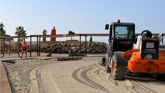 Roquetas inicia la instalación de las nuevas pasarelas accesibles de plástico reciclado en playas
