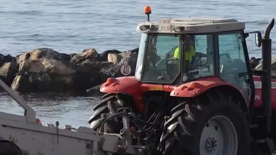 Roquetas realiza trabajos de limpieza en playas de Aguadulce