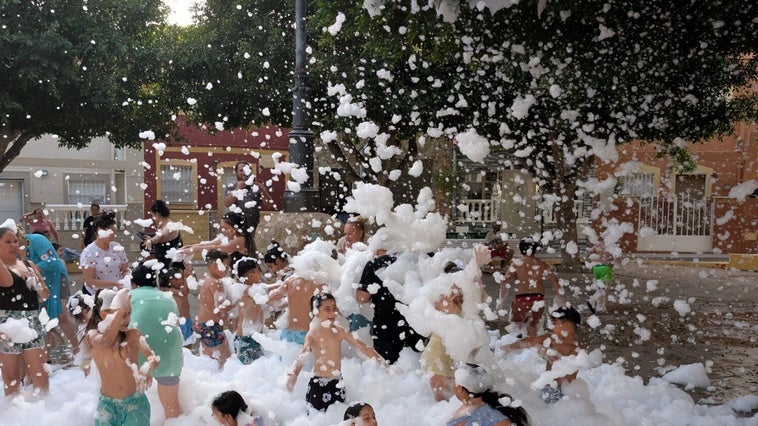 La comunidad gitana celebra el verano con una Fiesta del agua para los más jóvenes
