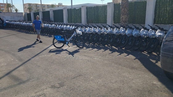 Roquetas instala estaciones para el servicio de préstamo de bicicletas