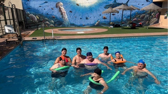 Mayores del Centro de Estancias Diurnas finalizan el programa de baños en el mar y en piscina