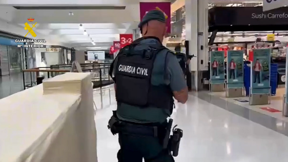 Dos guardias civiles fuera de servicio reducen y arrestan a un hombre que atacó a los vigilantes de seguridad de un centro comercial