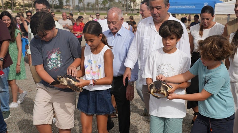 Roquetas libera dos ejemplares de tortuga boba criados en el Aquarium Costa de Almería