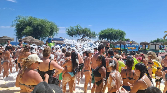 Vecinos de La Mojonera disfrutan de una jornada en el Aquatropic de Almuñécar