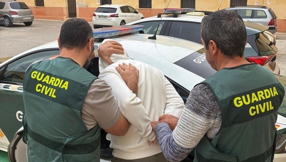 La Guardia Civil evita un apuñalamiento y detiene al presunto autor de un robo con violencia en Roquetas de Mar