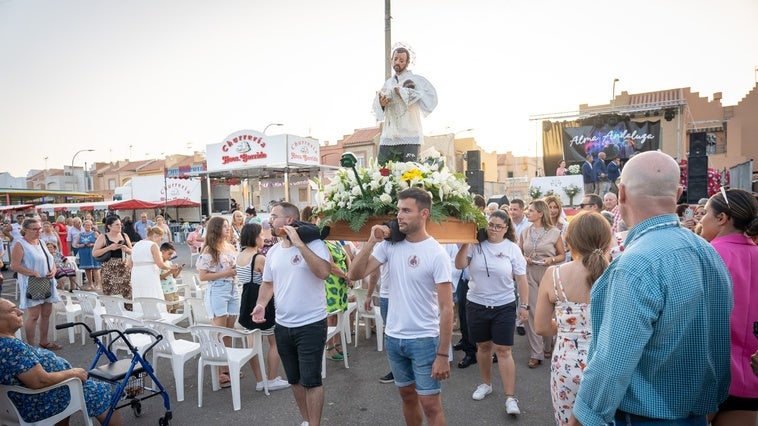 Carreras de sacos, baile y procesión por las Fiestas de La Cañailla de Roquetas