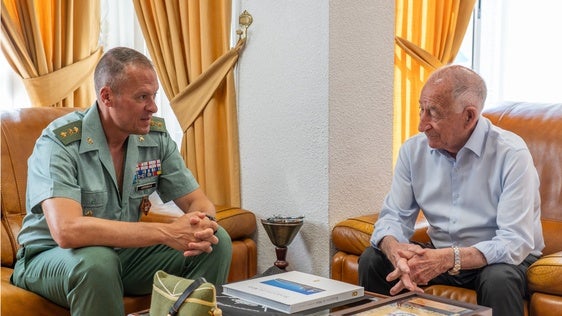 Gabriel Amat recibe al coronel José Manuel Sánchez