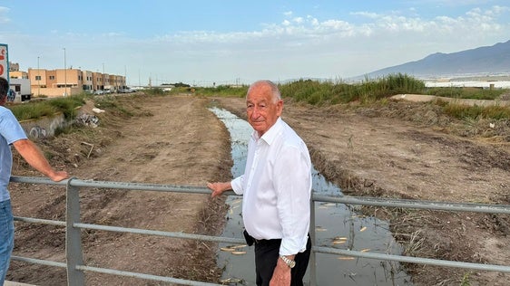 Roquetas limpia sus ramblas a su paso por zonas urbanas para prevenir inundaciones por lluvias