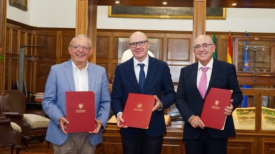 Vícar se adhiere al convenio  entre la Universidad de Granada y la Asociación Abuxarra