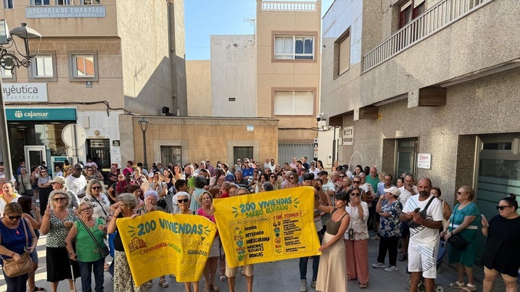 Cientos de vecinos reclaman soluciones por la situación actual de Las 200 Viviendas