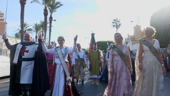 El desfile de Moros y Cristianos de Alicante llena de color Roquetas